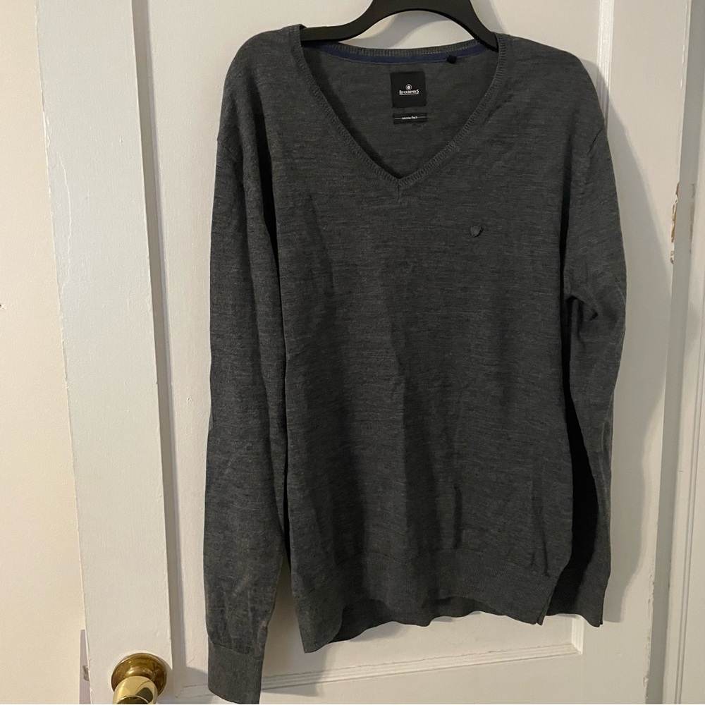 Men's Gray V-Neck Sweater